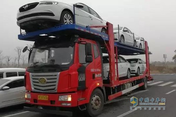 一汽解放柳特率先推出解放金陸4×2載貨式轎運(yùn)車，以適應(yīng)倒短市場(chǎng)需求