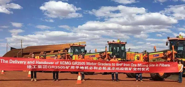 徐工集團(tuán)GR3505礦用平地機(jī)交付必和必拓