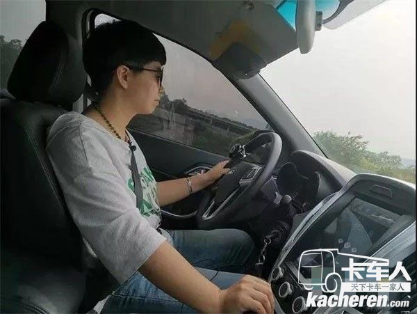 駕駛江鈴卡車的趙文芬