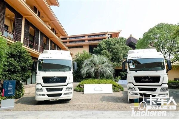 兩臺曼恩TGX28.480/6X2牽引車