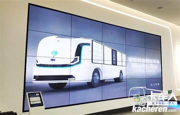 示范區(qū)展廳里播放的東風(fēng)輕型車EV350智能支線物流平臺與Sharing Box智能對點(diǎn)載運(yùn)平臺功能展示視頻