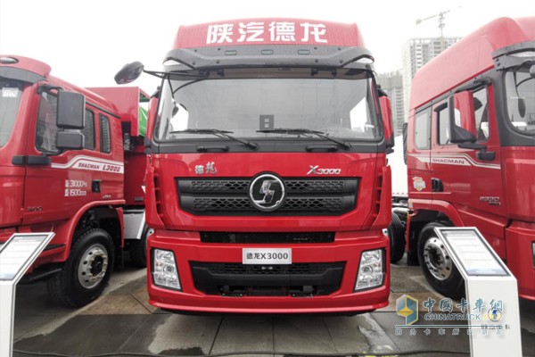 德龍X3000綠通版8X4載貨車，搭載濰柴WP10H發(fā)動機(jī)，400馬力輸出，1900N·m最大扭矩，同樣是空氣懸架配置;