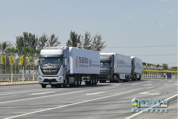 東風(fēng)商用車參加列隊跟馳演示