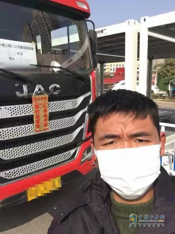 不顧家人反對(duì)，毅然加入了建筑材料運(yùn)輸車(chē)隊(duì)的劉蘇