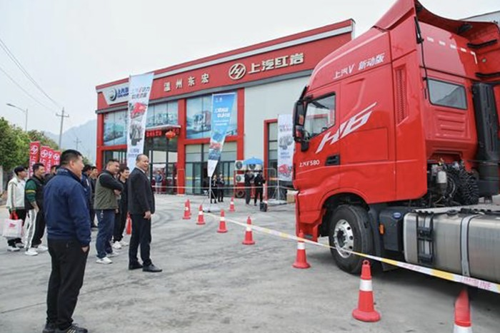 上汽紅巖高速標(biāo)載牽引車媒體長測車隊(duì)抵達(dá)溫州 即將奔赴“江城”武漢